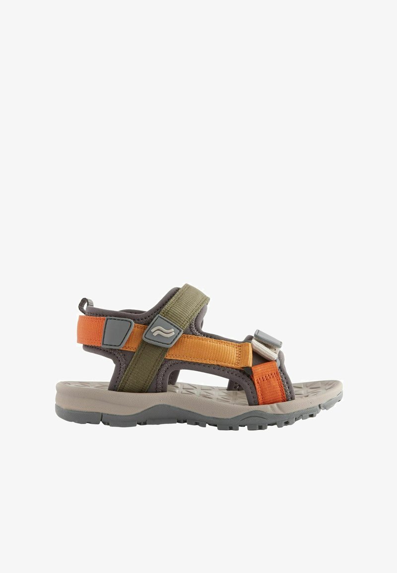 Sandale de sport avec semelle grise et brides réglables orange et vert olive sur fond blanc.
