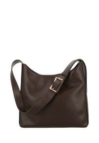 Borsa a spalla in pelle marrone con forma curva, tracolla regolabile e dettaglio della fibbia in tonalità oro. Texture liscia con design minimalista.