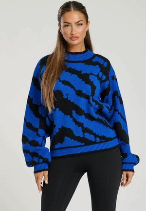 Strickpullover in leuchtendem Blau mit schwarzem abstraktem Muster, mit Rundhalsausschnitt und gerippten Bündchen. Weicher Stoff und lässige Passform.