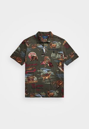 Korte mouwen shirt van olijfgroen stof met verschillende outdoor-thema prints, teksten en illustraties van wilde dieren en uitrusting.