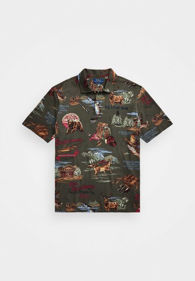 Kratki rokav majica iz olivno zelene tkanine z različnimi tiskanimi motivi na temo zunanjih dejavnosti, besedilom ter ilustracijami divjih živali in opreme.