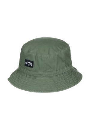 Cappello a secchiello verde oliva con bordo cucito e etichetta rettangolare nera con testo e logo bianchi sul davanti.