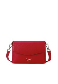 Červená kožená crossbody taška s texturou, s klopou, zlatými doplňky a logem. Disponuje nastavitelným popruhem a kompaktním designem.