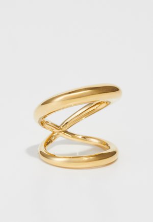 Gouden spiraalring met twee elkaar verstrengelde banden met een gladde, glanzende oppervlakte. Geen zichtbare patronen of accenten. Eenvoudig, modern ontwerp.