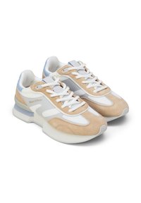 Αθλητικά παπούτσια σε μπεζ και λευκό χρώμα, κατασκευασμένα από συνδυασμό σουέντ και διχτυωτού υφάσματος, με ανοιχτό μπλε λεπτομέρεια και πάτο από χοντρό καουτσούκ.