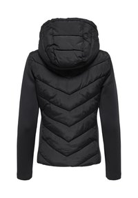 Μαύρο μπουφάν τύπου puffer με ραβδωτό μοτίβο chevron, επενδυμένη κουκούλα και εφαρμοστά μαύρα μανίκια, με ομαλή υφή και χωρίς ορατά μεταλλικά στοιχεία.