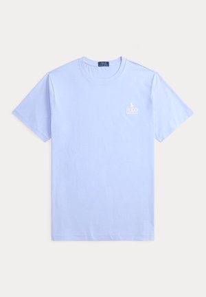 Vaaleansininen lyhythihainen pyöreäkauluspaita, jossa pieni valkoinen Polo Ralph Lauren -logo vasemmassa rinnassa.
