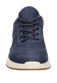 Dunkelblaues Sneaker aus Leder und Netzmaterialien, runde Zehenpartie, flache Schnürsenkel, weiße Sohle und kontrastierende Gummisohle.