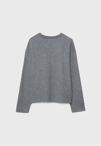 Pull en tricot gris avec un col rond, des manches longues et une coupe cropped. Texture lisse avec un col et des coutures à côtes subtiles.