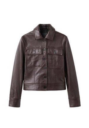Donkerbruine leren jas met knopen aan de voorkant, twee borstflapzakken met knopen, lange mouwen en een klassieke kraag.
