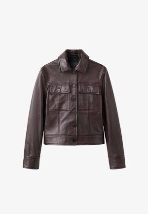 Tamno smeđa kožna jakna s prednjim zatvaračem na kopče, dva džepa na prsima s poklopcem i kopčama, dugi rukavi i klasični ovratnik.