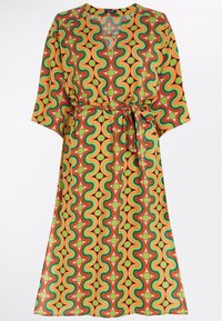 Abito multicolore con un motivo ondulato nelle tonalità di verde, giallo, arancione e marrone. Ha un collo a V e una cintura legata in vita. Maniche corte.