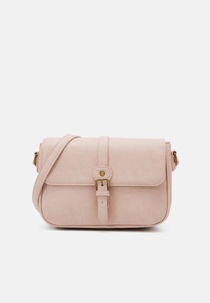 Lille rektangulær lyserød crossbody taske med frontspændebånd og justerbar skulderrem på hvid baggrund.