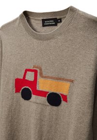 Pull gris avec un motif de camion rouge et jaune. Le tissu semble doux avec un col rond et des poignets côtelés. Étiquette de taille visible.