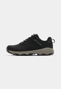 Schwarze Wanderschuhe mit glattem Obermaterial, perforiertem Design, grauer Laufsohle und verstärktem Fersenbereich. Mit Schnürsenkeln und einer Schlaufe für einfaches Anziehen.