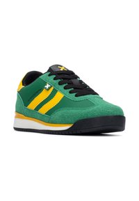 Zapatilla verde y amarilla con un upper de ante, que presenta cordones negros, acentos a rayas, una suela acolchada y una puntera texturizada.