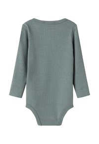 Langermet bodysuit i dempet grønn ribbestrikk, med rund hals og trykknapplukking nederst; glatt tekstur og tettsittende design.