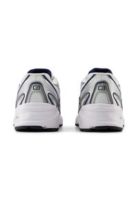 Adidași albi cu accente bleumarin, având un superior din plasă respirabilă, talpă cu amortizare și un logo distinct pe călcâi.