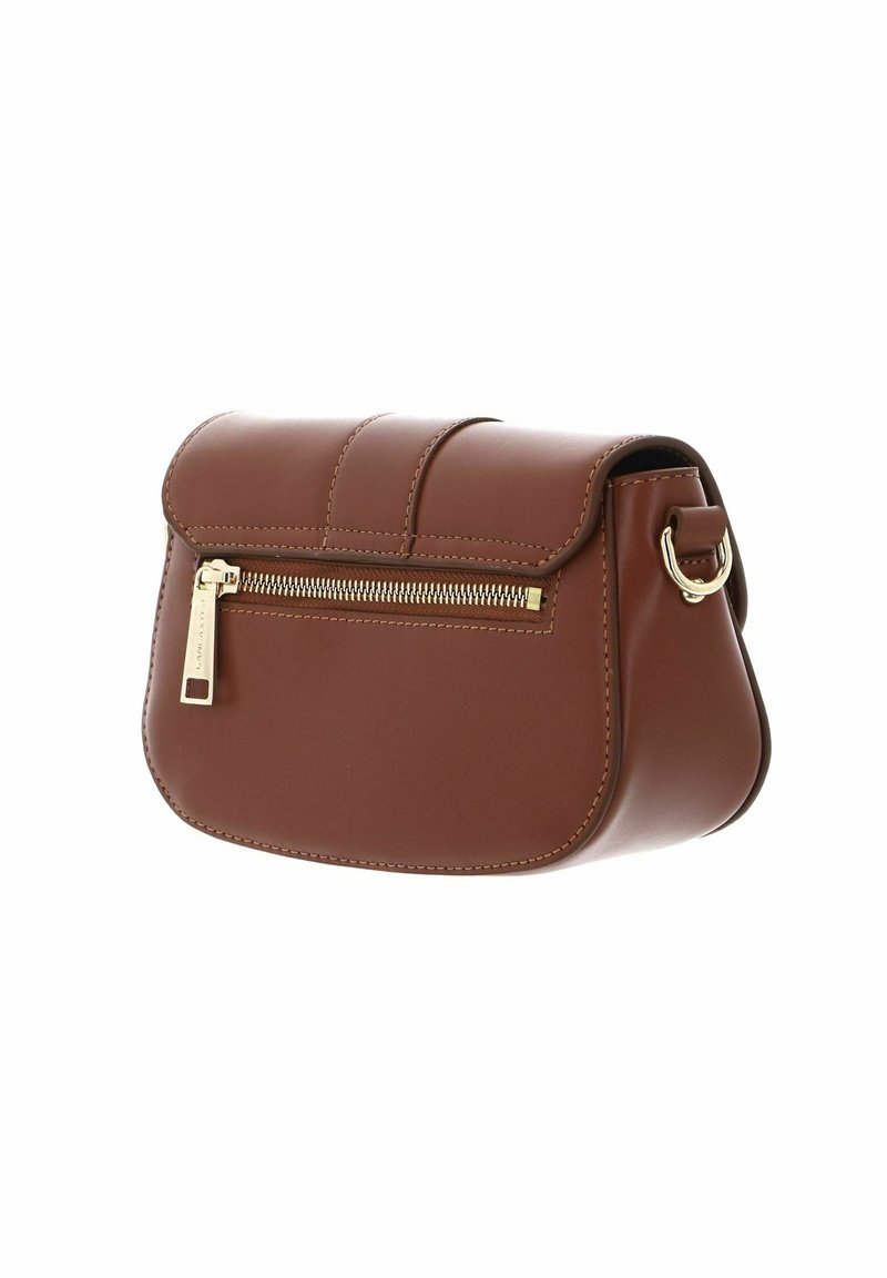 Sac bandoulière en cuir marron avec rabat, accent de fermeture éclair dorée sur le devant et bords arrondis. Texture lisse avec des détails de couture.