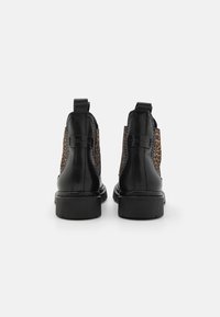 Czarne skórzane botki za kostkę z teksturowanym panelem bocznym w lamparcie wzory, gumową podeszwą i pętelkami na pięcie.