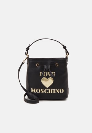 Czarna skórzana torba typu bucket z złotymi elementami, z napisami "LOVE" i "MOSCHINO" oraz sercem na przodzie, z dwoma paskami na ramię.