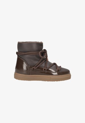 Braune Leder-Ankle-Boots mit hohem Kragen, glänzender Oberfläche, dekorativer Schnürung und einer hellbraunen Gummisohle. Weiche Innenausstattung am Kragen sichtbar.