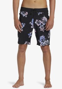 Pantaloni da bagno neri con un motivo floreale in azzurro chiaro e rosa. Progettati con una vita regolabile e una vestibilità comoda.