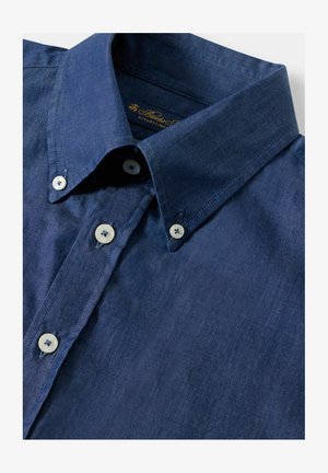 Marineblaue Button-up-Hemd aus leichtem Stoff, mit klassischem Kragen, weißen Knöpfen und einer glatten, subtilen Textur.