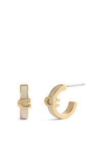 Złote kolczyki w kształcie obręczy z białym paskiem akcentującym, zakrzywionym wzorem i zapięciem zapewniającym pewne zamknięcie. Minimalistyczny i nowoczesny styl.