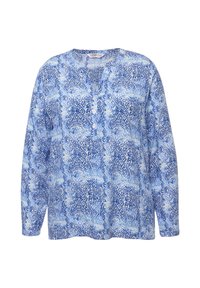 Camisa de manga larga azul con un intrincado patrón en blanco y azul oscuro, con una placket abotonada y un diseño de corte relajado.