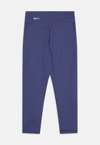 Sötétkék sport leggings nedvességelvezető anyagból, sima tapintással. Széles derékrésszel és varrási részletekkel rendelkezik.