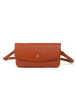 Sac bandoulière en cuir marron avec rabat et bouton logo circulaire doré, sangle ajustable, présenté sur fond blanc.