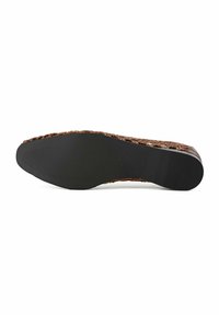 Suela plana de zapato con fondo de goma negra texturizada y borde superior tejido marrón, talla 37 marcada en la suela.