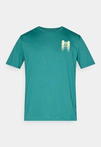 Τιρκουάζ αθλητική μπλούζα με κοντά μανίκια, κατασκευασμένη από λείο ύφασμα. Διαθέτει ελαφρύ σχέδιο λογότυπου στο πάνω αριστερό μέρος. Λαιμός χωρίς ραφές.