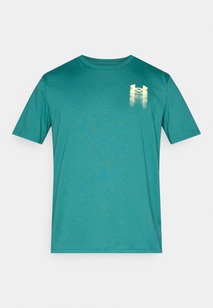 Teal kortermet treningst skjorte, laget av glatt stoff. Har en lys logodesign på øvre venstre side. Sømløs rund hals.