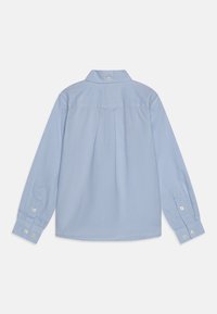Camicia azzurra a maniche lunghe con colletto a bottoni, dettaglio di piega sul retro e polsini con bottoni, realizzata in un tessuto morbido.