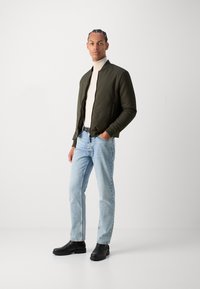 Antony Morato REGULAR FIT IN DOBBY WITH PADDING AND LOGO ON PATCH - Bombejakke - dark olive