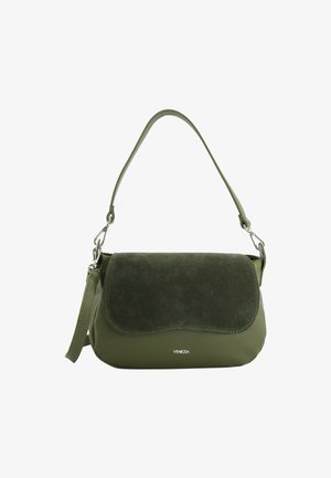 Grüne Lederhandtasche mit einer strukturierten Wildlederklappe, glattem Körper und verstellbarem Tragegurt. Verfügt über silberfarbene Hardware und Logodetails.