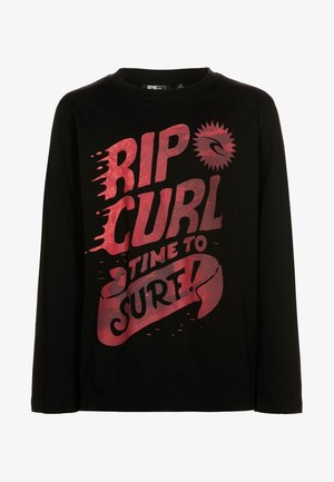 T-shirt noir à manches longues avec un grand texte rouge "RIP CURL TIME TO SURF!" et un logo stylisé soleil et vague sur le devant.