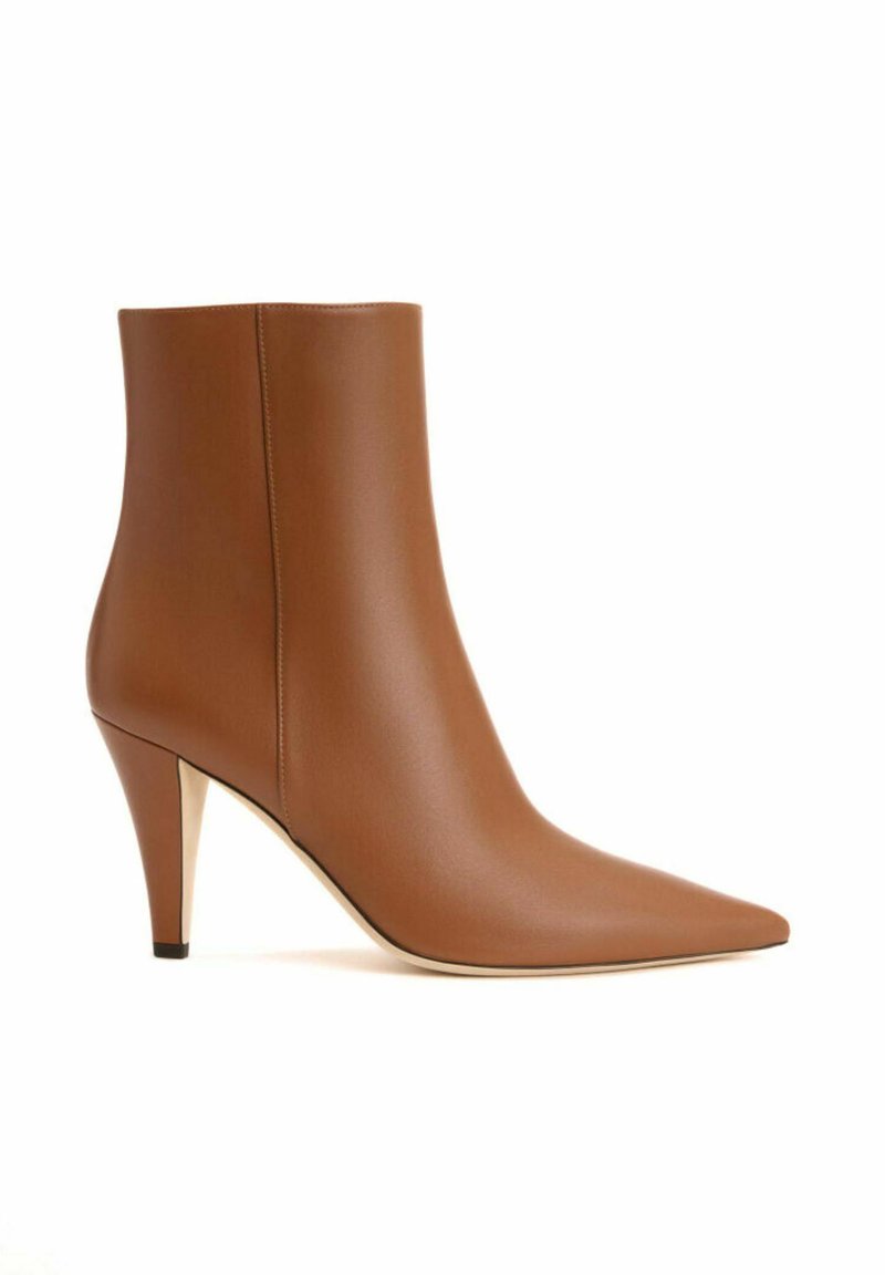 Brūni ādas potīšu zābaki ar smailu purngalu un augstu stiletto papēdi. Gluda tekstūra ar minimālu šuvju skaitu un elegantu dizainu.