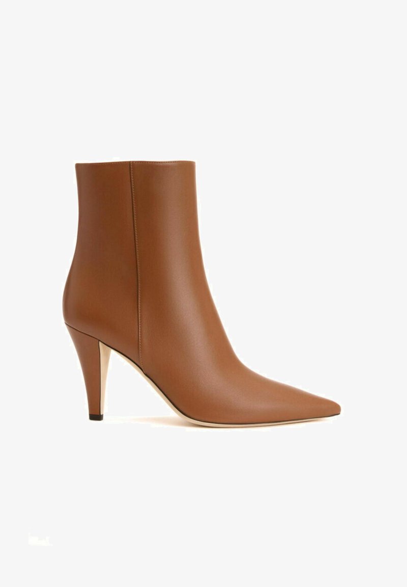 Rjave usnjene gležnarje s koničastim nosom in visokim stiletto peto. Gladka tekstura z minimalnim šivanjem in eleganten dizajn.