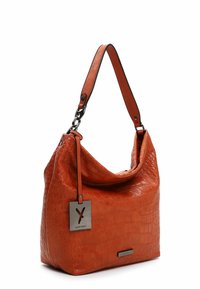 Sac à main en cuir orange avec une texture embossée façon croco, un design souple, une anse supérieure et une étiquette logo en métal argenté.