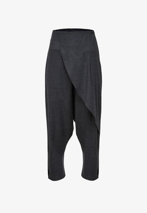 Dunkelgraue, leichte Stoffhosen mit asymmetrischem Drapé-Design, knöchelfreiem Schnitt und seitlichen Schlitzen für Komfort und Bewegungsfreiheit.