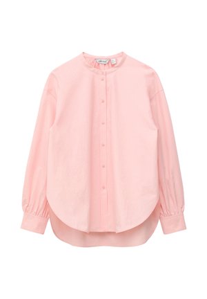 Camicia a maniche lunghe rosa chiaro con collo rotondo, chiusura frontale con bottoni e orlo curvo, con polsini mostrati con tessuto arricciato.
