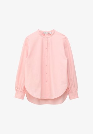 Blusa de manga larga color rosa claro con cuello redondo, botones en la parte delantera y dobladillo curvado, mostrando puños con tela fruncida.