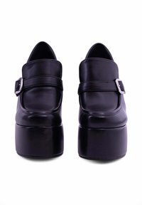 Scarpe platform in pelle nera con punta arrotondata, una fascia larga e dettagli in fibbia argentata, caratterizzate da una texture liscia e una suola elevata.