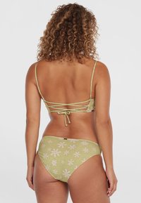 Zelený kvetinový bikini s pruhovaným chrbtom a nastaviteľnými viazaniami. Materiál je hladký a elastický, so vzorom opakujúcich sa kvetov na spodnej časti.