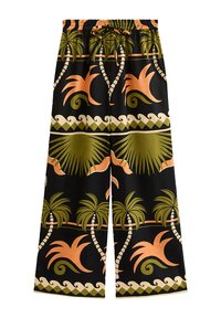 Pantalones anchos negros con un estampado tropical de palmeras verdes y acentos naranjas, con cintura ajustable y textura suave.