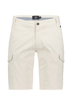 Beige cargoshorts voor mannen tot op de knie met knoopsluiting, riemlussen en zijvakken met klep op een witte achtergrond.