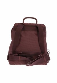 Sac à dos texturé rouge foncé avec des bretelles réglables et une poignée rigide sur le dessus, sur fond blanc.